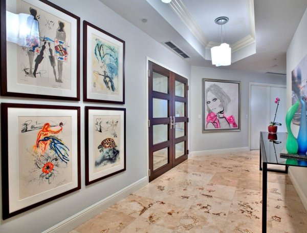 Постеры в интерьере прихожей