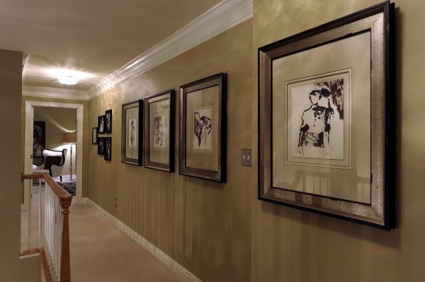 Картина в коридоре на стене