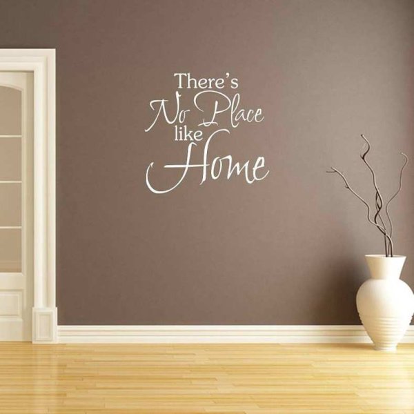 Дизайнерские надписи на стене