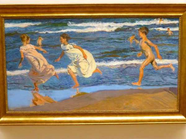 Женщина бежит по пляжу