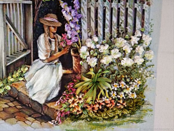 Девушка у калитки