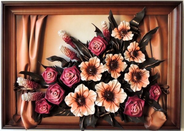 Панно из кожаных цветов