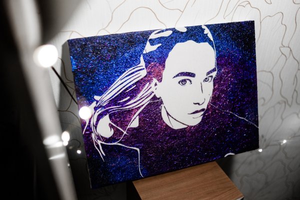 Портрет с блестками на холсте