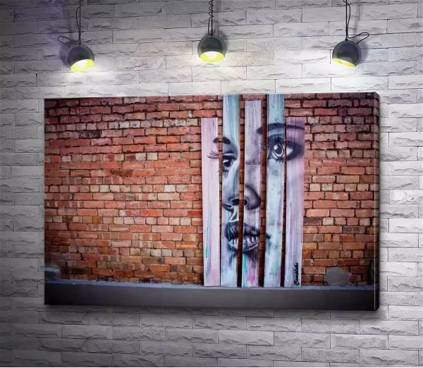 Картина на кирпичной стене в интерьере лофт