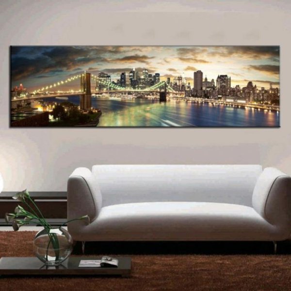 Горизонтальная картина в интерьере гостиной