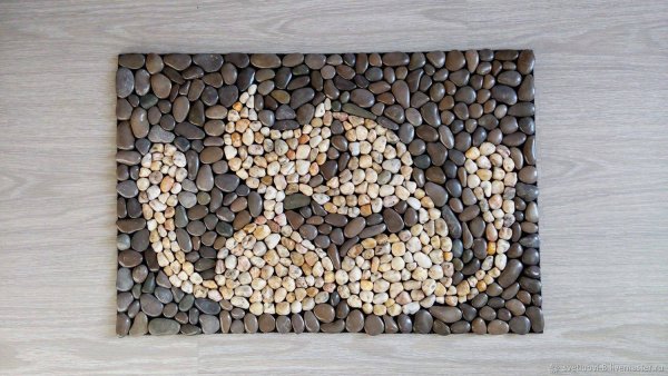 Панно из морских камешков