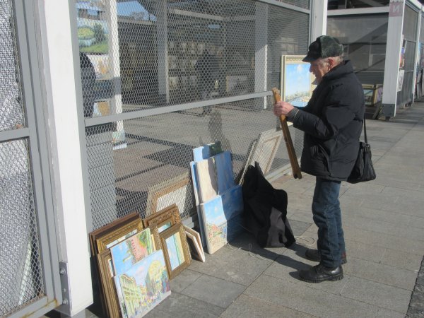 Девочка с охапкой цветов