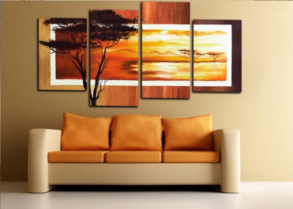 Картины на оранжевой стене