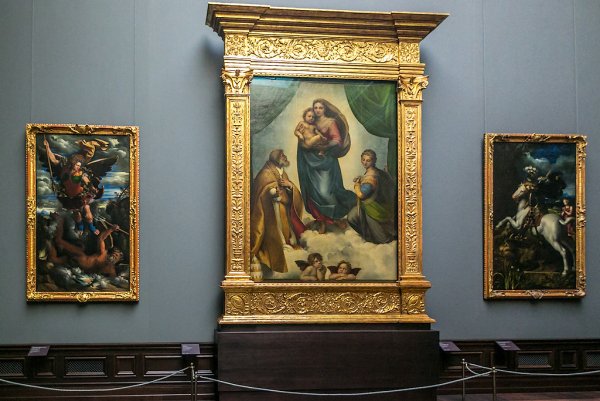 Мадонна Рафаэля в Дрезденской галерее