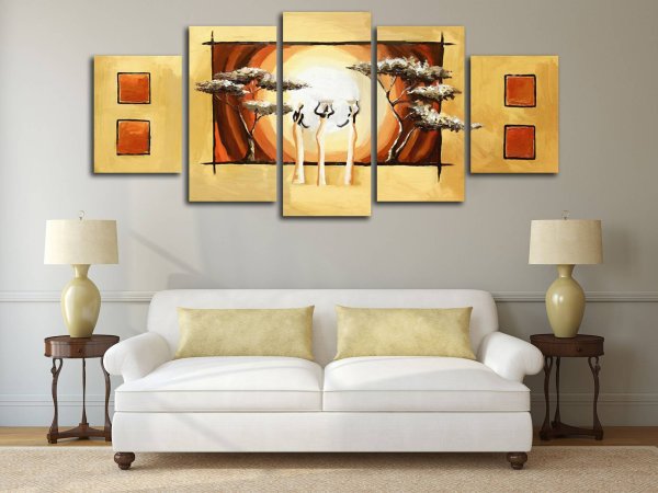 Постеры в интерьере гостиной над диваном