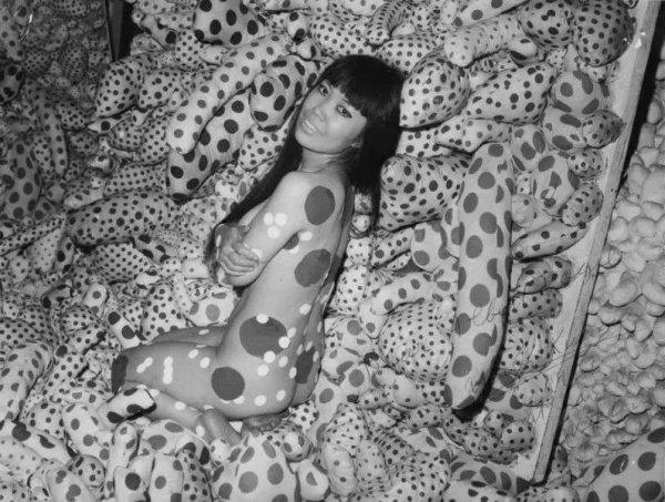 Яёи Кусама перформанс