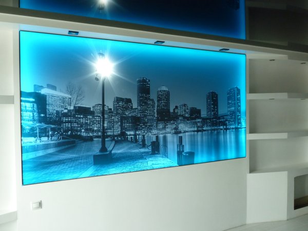 Светильник над картиной