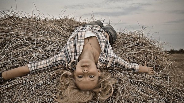 Девушка на стоге сена