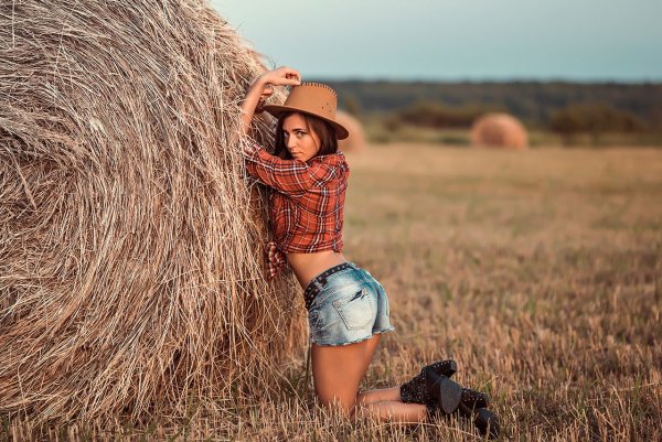 Фотосессия на сене в поле