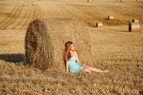 Фотосессия со стогом сена