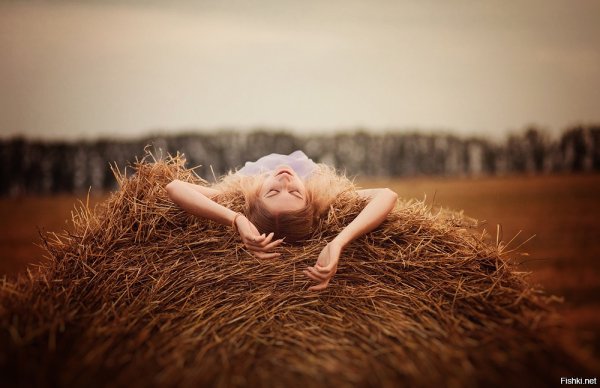 Девушка лежит в поле