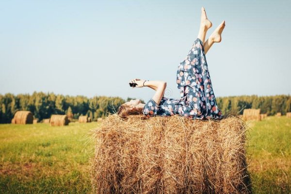Фотосессия в поле с сеном в платье