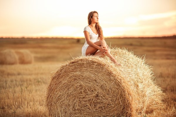 Фотосессия со стогом сена