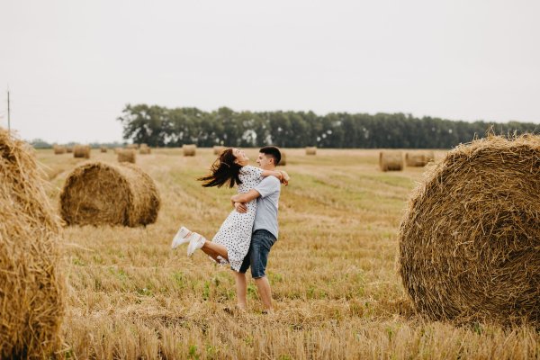 Фотосессия в поле с сеном семейная