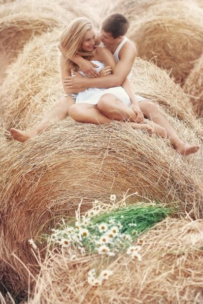 Девушки на сеновале