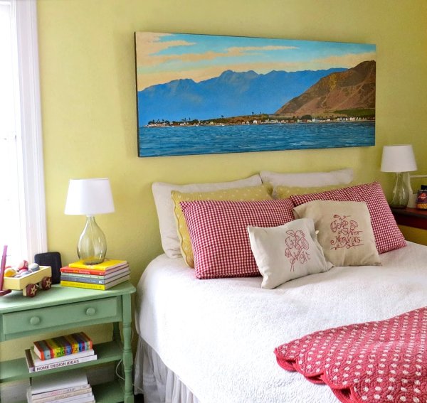 Зеркала над тумбочками в спальне