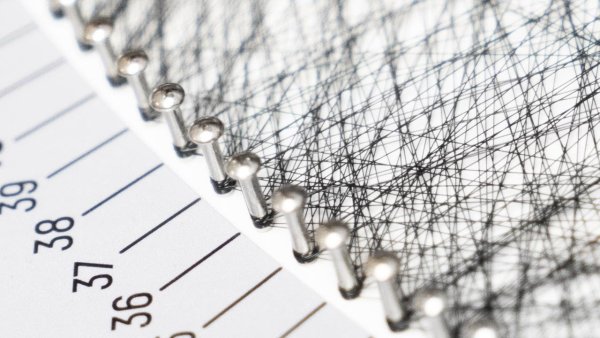 Панно с гвоздями и нитками