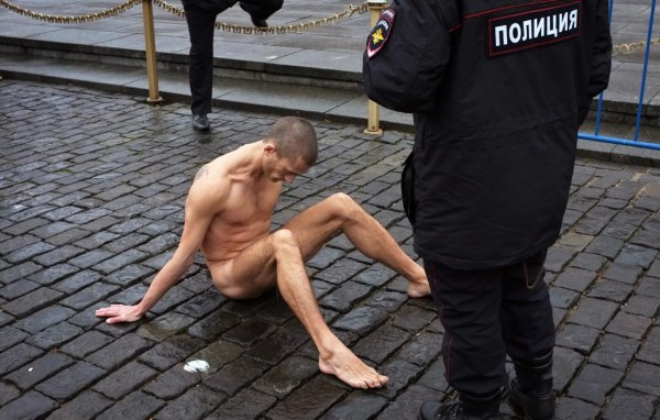 Художник-акционист Петр Павленский