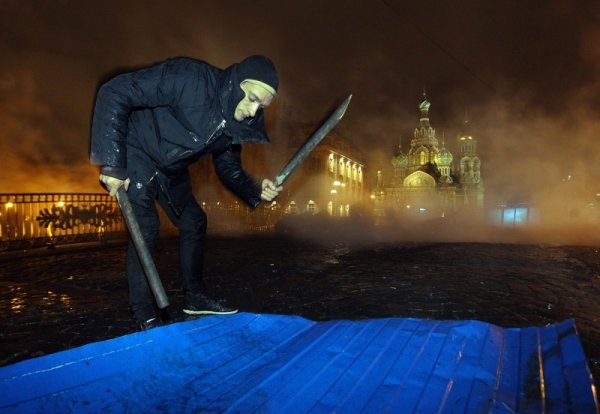Павленский в колючей проволоке