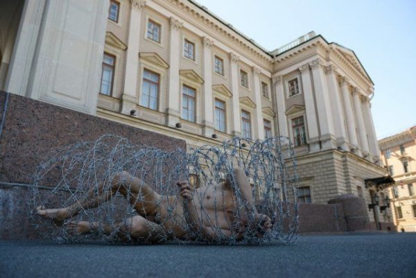 Петр Павленский красная площадь