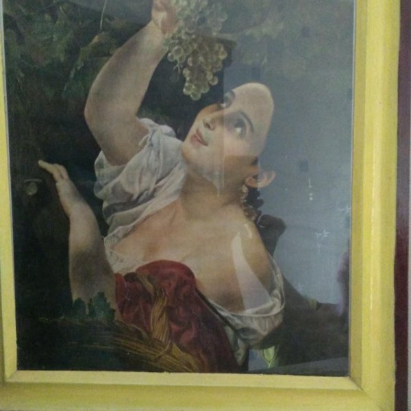 Девушка с виноградом