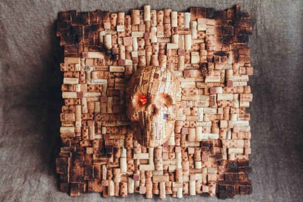 Инсталляция из винных пробок
