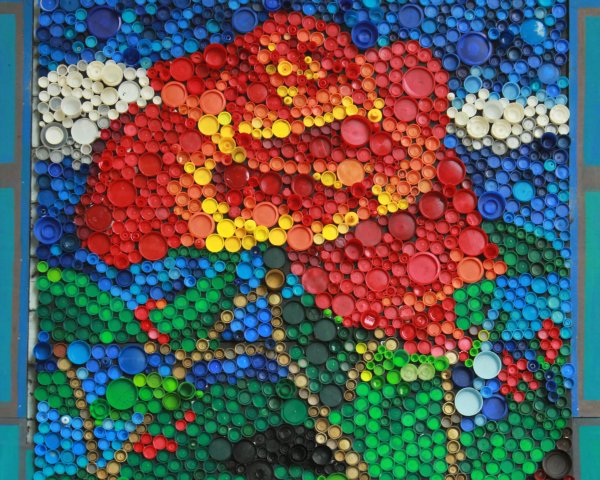 Мозаика из бутылочных крышек