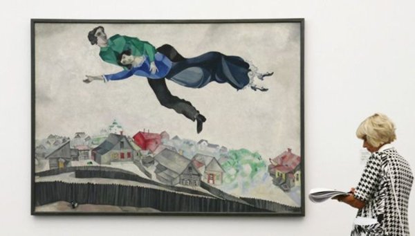 Марк Шагал. Над городом (1918)