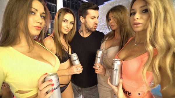 Девушка с сигарой и виски