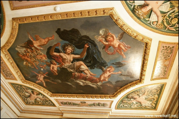 Античные фрески на потолке