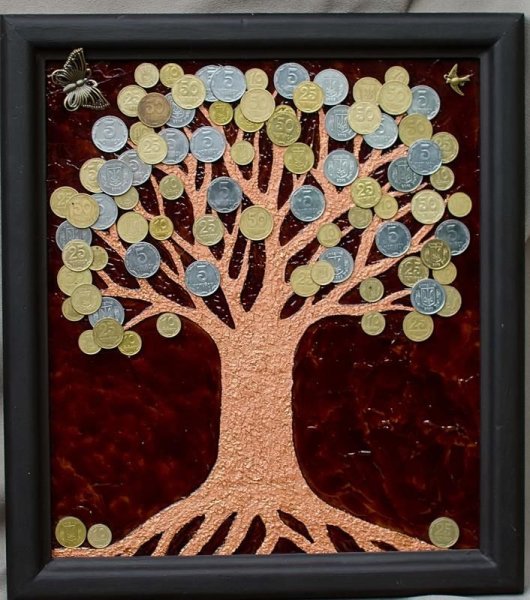 Дерево из монет на картоне