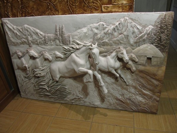 Скульптура горельеф лошади
