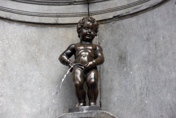 Фонтан сикающий мальчик