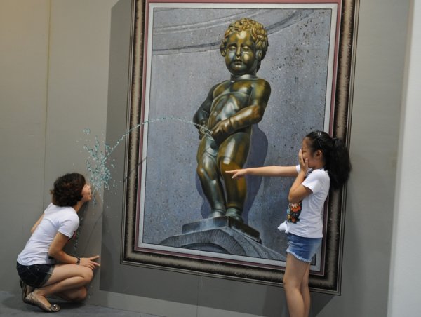 Статуя писающего мальчика в мире