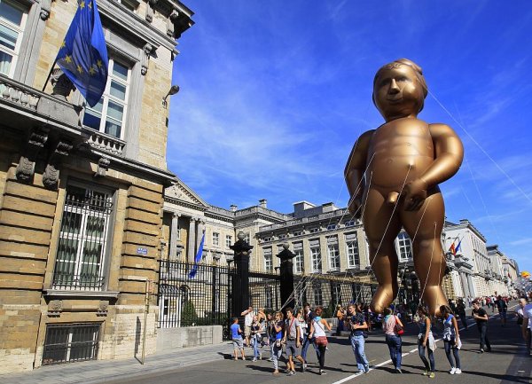 Брюссель статуя мальчика