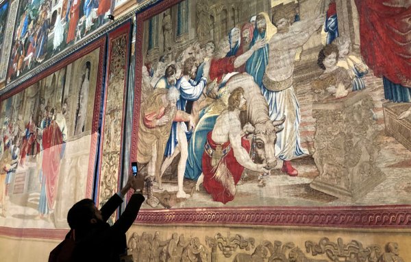 Гобелены Рафаэля в Сикстинской