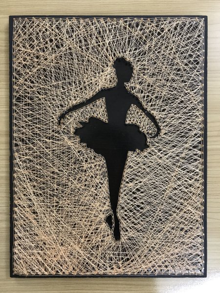 Узор на стене из ниток