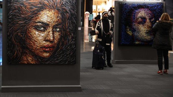 Картины в аэропорту Стамбула