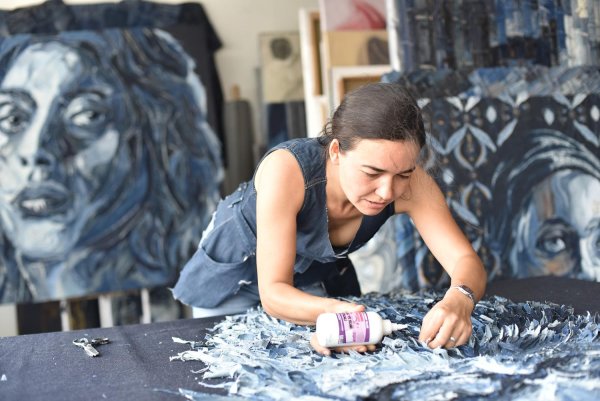 Стамбульский аэропорт картины из отходов