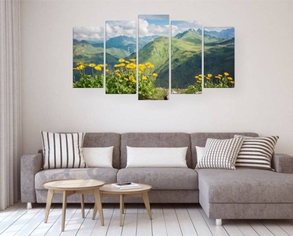 Картины над диваном в интерьере