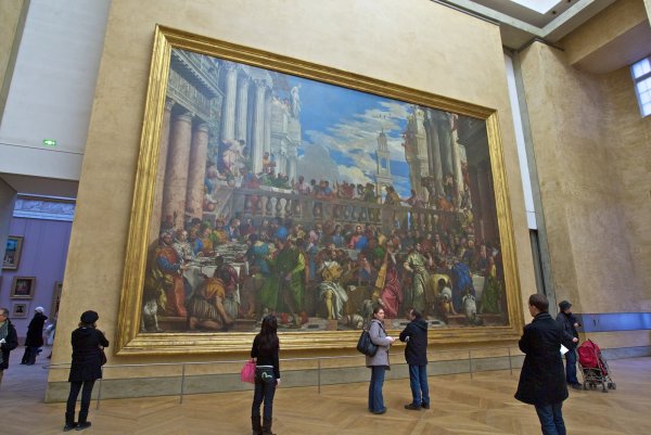 Лувр зал Мона Лиза напротив