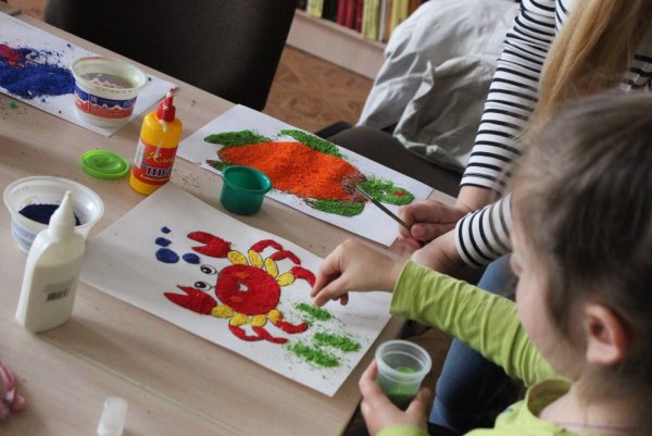 Рисование разноцветным песком