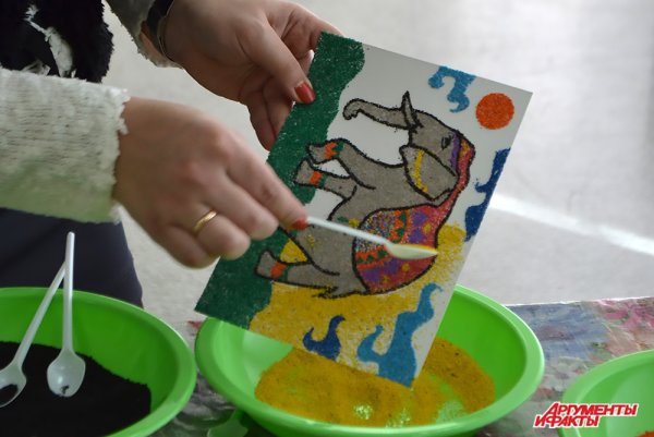 Рисование цветным песком