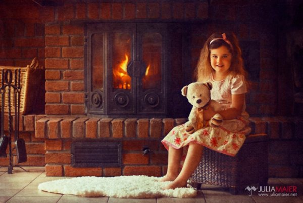 Дети возле камина