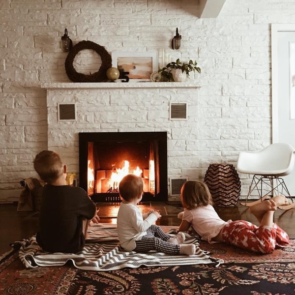 Семья возле камина